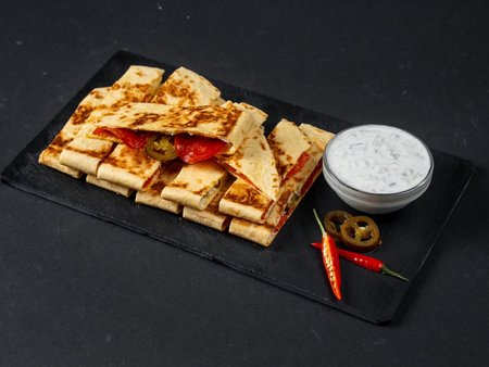 Закуска Тостадас с сыром и чоризо