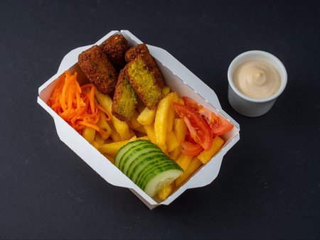 Фалафель с картофелем фри и овощами